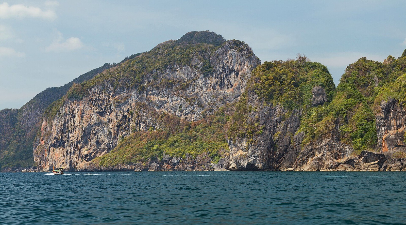 Clear water around islands south of Koh Lanta